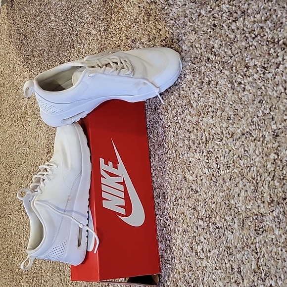 womens nike white tennis shoes